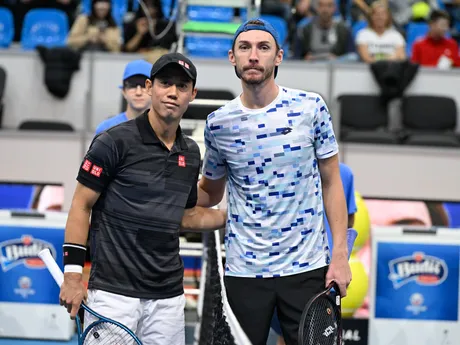 Na snímke vpravo Lukáš Klein (Slovensko) a vľavo Kei Nišikori (Japonsko) pózujú pred zápasom 2. kola dvojhry na challengerovom turnaji Slovak Open v Bratislave.