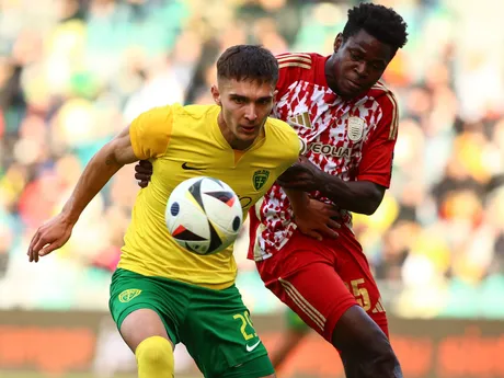 Dávid Ďuriš (Žilina) a Ivan Anokye Mensah (Banská Bystrica) bojujú o loptu v zápase 11. kola futbalovej Niké ligy medzi MŠK Žilina - MFK Dukla Banská Bystrica.