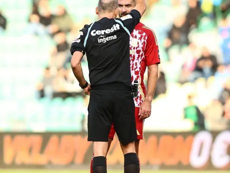 Hlavný rozhodca Michal Smolák udeľuje červenú kartu hráčovi Banskej Bystrice Borisovi Godálovi v zápase 11. kola futbalovej Niké ligy medzi MŠK Žilina - MFK Dukla Banská Bystrica.