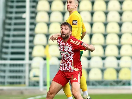 Peter Pekarík (Žilina, žltý dres) a Timotej Záhumenský (Banská Bystrica) bojujú o loptu v zápase 11. kola futbalovej Niké ligy medzi MŠK Žilina - MFK Dukla Banská Bystrica.