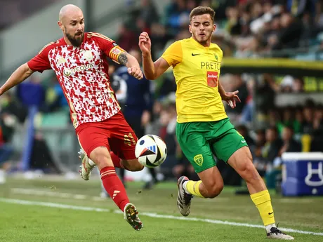 Denis Alijagič (Žilina) a Ľubomír Willwéber (Banská Bystrica) bojujú o loptu v zápase 11. kola futbalovej Niké ligy medzi MŠK Žilina - MFK Dukla Banská Bystrica.