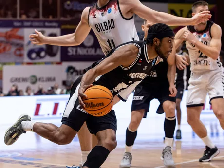 Na snímke zhora v súboji o loptu Thijs Ridder (Bilbao) a Keith Jordan (Prievidza) v zápase 3. kola J-skupiny Európskeho pohára (EP) FIBA v basketbale mužov medzi BC Prievidza - Bilbao Basket.