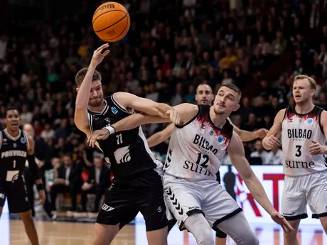 Na snímke v popredí zľava v súboji o loptu Remu Raitanen (Prievidza) a Tomasz Gielo (Bilbao) v zápase 3. kola J-skupiny Európskeho pohára (EP) FIBA v basketbale mužov medzi BC Prievidza - Bilbao Basket.