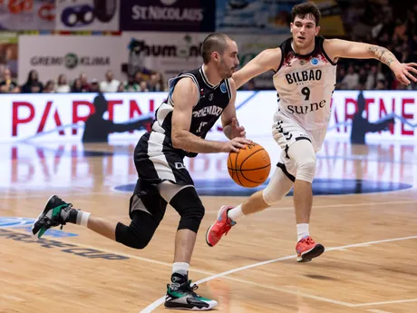 Dalibor Hlivák (Prievidza) a Ruben Dominguez (Bilbao) v zápase 3. kola J-skupiny Európskeho pohára (EP) FIBA v basketbale mužov medzi BC Prievidza - Bilbao Basket.