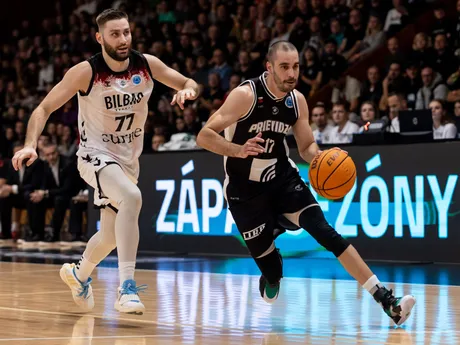 Na snímke sprava v súboji o loptu Dalibor Hlivák (Prievidza) a Kristian Kullamae (Bilbao) v zápase 3. kola J-skupiny Európskeho pohára (EP) FIBA v basketbale mužov medzi BC Prievidza - Bilbao Basket.