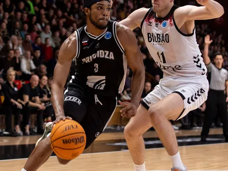 Na snímke zľava v súboji o loptu Keith Jordan (Prievidza) a Thijs De Ridder (Bilbao) v zápase 3. kola J-skupiny Európskeho pohára (EP) FIBA v basketbale mužov medzi BC Prievidza - Bilbao Basket.