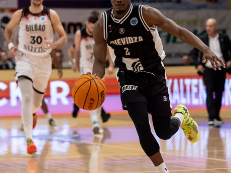 Na snímke v popredí s loptou Daishon Smith (Prievidza) v zápase 3. kola J-skupiny Európskeho pohára (EP) FIBA v basketbale mužov medzi BC Prievidza - Bilbao Basket.