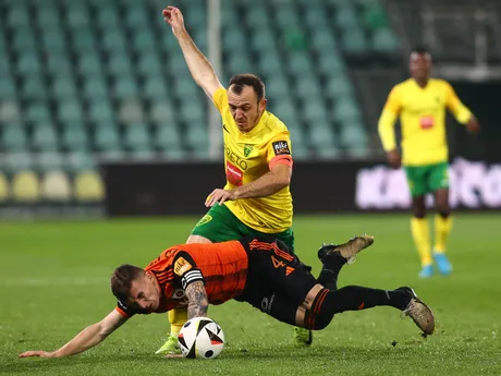 Miroslav Káčer (Žilina) a Oliver Luterán (Ružomberok) v súboji o loptu v dohrávke 2. kola futbalovej Niké ligy.