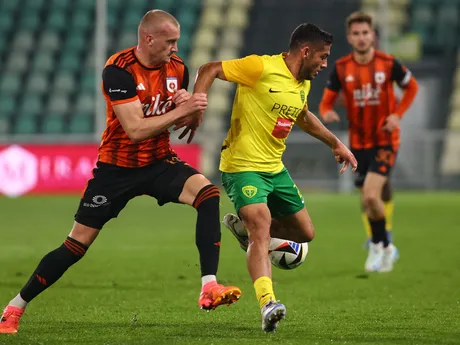 Kristián Bari (Žilina) a Daniel Köstl (Ružomberok) v súboji o loptu v dohrávke 2. kola futbalovej Niké ligy.