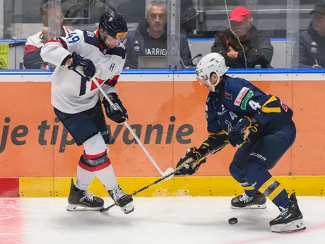 Na snímke zľava Samuel Takáč (Slovan) a Nirijus Ališauskas (SNV) v zápase  10. kola Tipos extraligy HC Slovan Bratislava - HK Spišská Nová Ves.