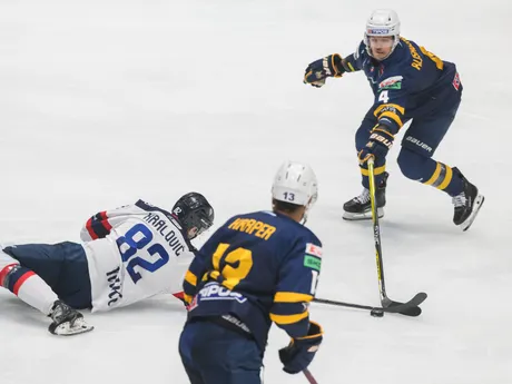 Na snímke zľava Tomáš Královič (Slovan) a Stephen Harper a Nirijus Ališauskas (obaja SNV) v zápase  10. kola Tipos extraligy HC Slovan Bratislava - HK Spišská Nová Ves.