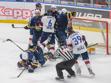 Na snímke šarvátka pred bránou Slovana počas 10. kola Tipos extraligy HC Slovan Bratislava - HK Spišská Nová Ves.