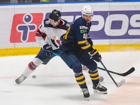 Na snímke zľava Tomáš Dudás (Slovan) a Samuel Barcík (SNV) v zápase  10. kola Tipos extraligy HC Slovan Bratislava - HK Spišská Nová Ves.