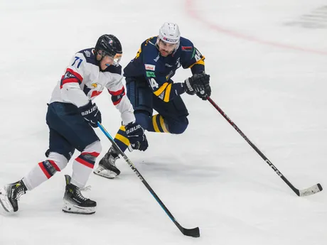 Na snímke zľava Tomáš Dudáš (Slovan) a Juraj Valach (SNV)  v zápase  10. kola Tipos extraligy HC Slovan Bratislava - HK Spišská Nová Ves.