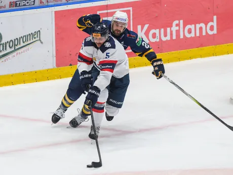 Na snímke zľava Patrik Bačík (Slovan) a Patrik Števuliak (SNV) v zápase  10. kola Tipos extraligy HC Slovan Bratislava - HK Spišská Nová Ves.