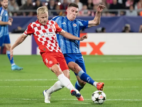 Kevin Wimmer (vpravo) a Donny van de Beek v zápase Girona FC - ŠK Slovan Bratislava v 3. kole ligovej fázy Ligy majstrov.