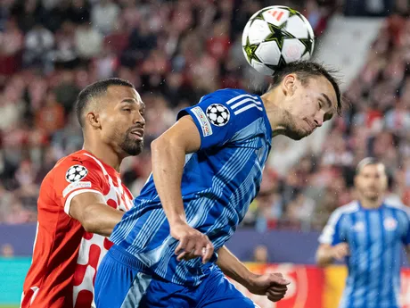 David Strelec a Yangel Herrera v zápase Girona FC - ŠK Slovan Bratislava v 3. kole ligovej fázy Ligy majstrov.