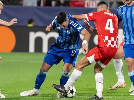 Marko Tolič (vľavo) a Arnau Martinez v zápase Girona FC - ŠK Slovan Bratislava v 3. kole ligovej fázy Ligy majstrov.