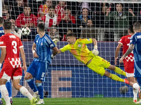 Brankár Dominik Takáč inkasuje druhý gól z priameho kopu, okolo neho Tigran Barseghjan, Marko Tolič, Kevin Wimmer a Miguel Gutierrez (vľavo) v zápase Girona FC - ŠK Slovan Bratislava v 3. kole ligovej fázy Ligy majstrov.