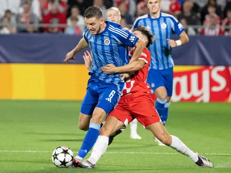 Kevin Wimmer (vľavo) a Alejandro Frances v zápase Girona FC - ŠK Slovan Bratislava v 3. kole ligovej fázy Ligy majstrov.