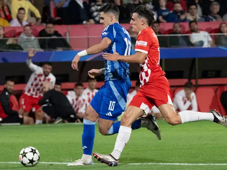 Marko Tolič (vľavo) a Alejandro Frances v zápase Girona FC - ŠK Slovan Bratislava v 3. kole ligovej fázy Ligy majstrov.