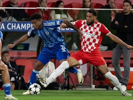 Cesar Blackman (vľavo) a Yangel Herrera v zápase Girona FC - ŠK Slovan Bratislava v 3. kole ligovej fázy Ligy majstrov.