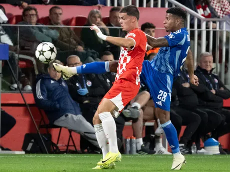 Cesar Blackman a Miguel Gutierrez v zápase Girona FC - ŠK Slovan Bratislava v 3. kole ligovej fázy Ligy majstrov.