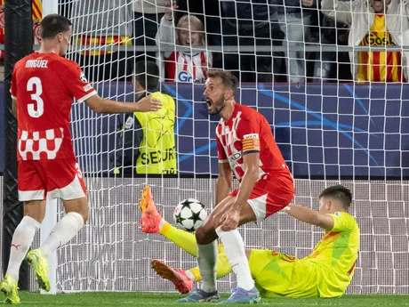 Miguel Gutierrez (vľavo) strieľa gól za chrbát brankára Dominika Takáča v zápase Girona FC - ŠK Slovan Bratislava v 3. kole ligovej fázy Ligy majstrov.