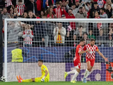 Miguel Gutierrez (v strede) sa teší po strelenom góle za chrbát brankára Dominika Takáča v zápase Girona FC - ŠK Slovan Bratislava v 3. kole ligovej fázy Ligy majstrov.