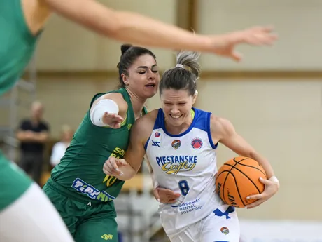 Na snímke vpravo hráčka Piešťan Andželika Mitrasinovičová a hráčka Šopronu Klaudia Pappová  počas zápasu 3. kola E-skupiny Európskeho pohára FIBA Piešťanské Čajky – Šopron Basket.