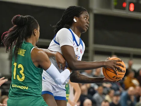 Na snímke vpravo hráčka Piešťan Rita Igbokweová a hráčka Šopronu Jacinta Monroeová počas zápasu 3. kola E-skupiny Európskeho pohára FIBA Piešťanské Čajky – Šopron Basket.