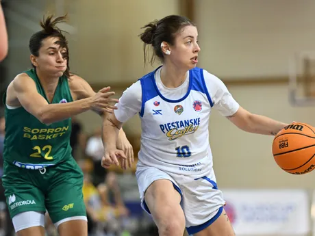 Na snímke vpravo hráčka Piešťan Alexandra Buknová a hráčka Šopronu Pinelopi Pavlopoulouová počas zápasu 3. kola E-skupiny Európskeho pohára FIBA Piešťanské Čajky – Šopron Basket.