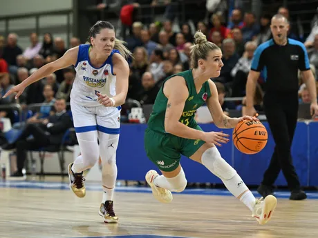 Na snímke vľavo hráčka Piešťan Andželika Mitrasinovičová a hráčka Šopronu Stephanie Reidová počas zápasu 3. kola E-skupiny Európskeho pohára FIBA Piešťanské Čajky – Šopron Basket.