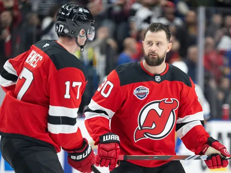 Tomáš Tatar (vpravo) a Šimon Nemec (vľavo) z New Jersey Devils počas rozkorčuľovania pred otváracím zápasom sezóny NHL v Prahe