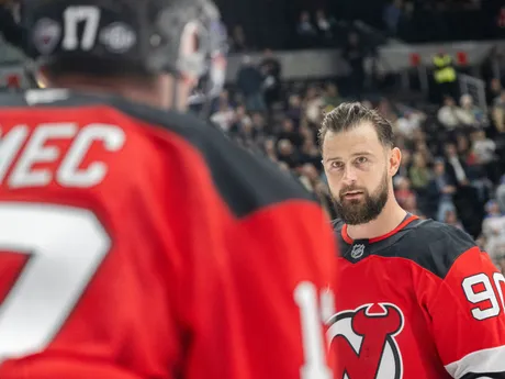 Tomáš Tatar (vpravo) a Šimon Nemec z New Jersey Devils počas rozkorčuľovania pred otváracím zápasom sezóny NHL v Prahe