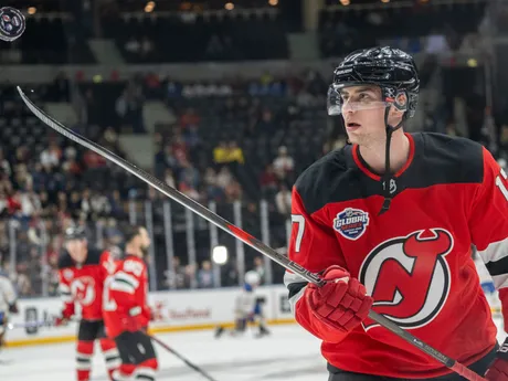 Šimon Nemec z New Jersey Devils počas rozkorčuľovania pred otváracím zápasom sezóny NHL v Prahe