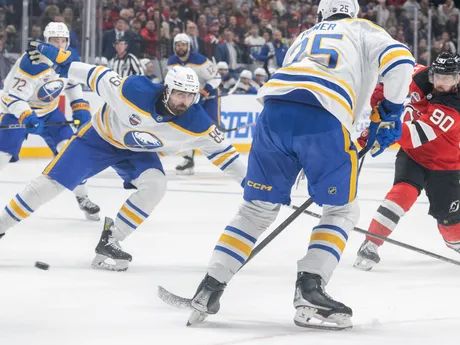 Tomáš Tatar pri strele počas druhého zápasu NHL v Prahe Buffalo Sabres - New Jersey Devils.