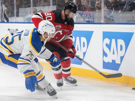 Tomáš Tatar a Connor Clifton v súboji o puk počas druhého zápasu NHL v Prahe Buffalo Sabres - New Jersey Devils.