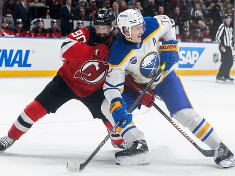 Tomáš Tatar a Tage Thompson v súboji o puk počas druhého zápasu NHL v Prahe Buffalo Sabres - New Jersey Devils.