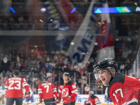 Šimon Nemec počas rozkorčuľovania pred zápasom Buffalo Sabres - New Jersey Devils v druhom dueli NHL v Prahe.