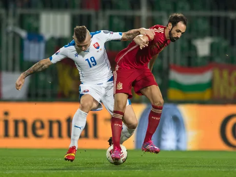 Juraj Kucka (Slovensko) a vpravo Juanfran (Španielsko) počas futbalového kvalifikačného zápasu na EURO 2016 v C-skupine.