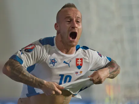 Strelec gólu na 2:1 Miroslav Stoch (Slovensko) sa raduje z gólu počas futbalového kvalifikačného zápasu na EURO 2016 v C-skupine medzi Slovenskom a Španielskom.