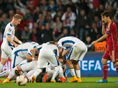 Radosť Slovákov po góle Juraja Kucku počas futbalového kvalifikačného zápasu na EURO 2016 v C-skupine medzi Slovenskom a Španielskom.