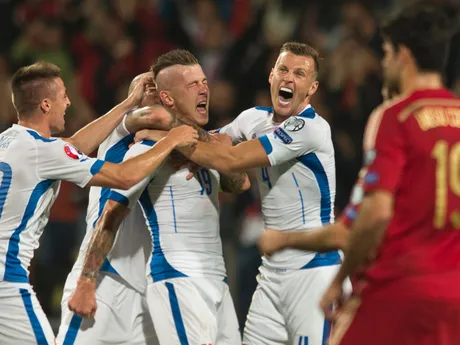 Gólová radosť Slovákov, zľava Róbert Mak, strelec gólu Juraj Kucka a Ján Ďurica počas futbalového kvalifikačného zápasu na EURO 2016 v C-skupine medzi Slovenskom a Španielskom.