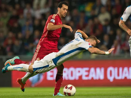 Ján Ďurica (Slovensko) a v pozadí Sergio Basquets (Španielsko) počas futbalového kvalifikačného zápasu na EURO 2016 v C-skupine.