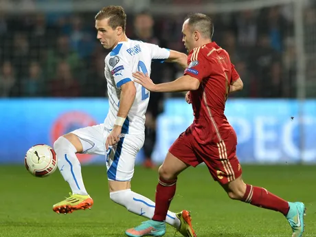 Peter Pekarík (Slovensko) a vpravo Andrés Iniesta (Španielsko) počas futbalového kvalifikačného zápasu na EURO 2016 v C-skupine.