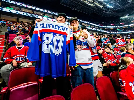 Fanúšikovia Juraja Slafkovského pred zápasom Montreal Canadiens - Toronto Maple Leafs.