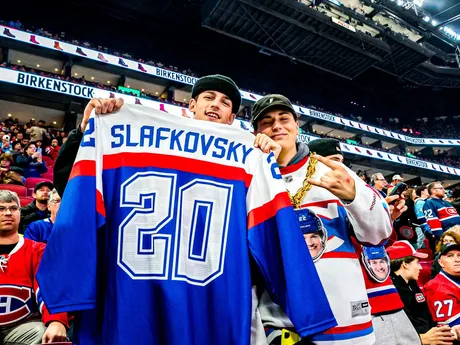 Fanúšikovia Juraja Slafkovského pred zápasom Montreal Canadiens - Toronto Maple Leafs.