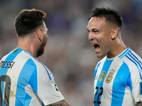 Lionel Messi (vľavo) a Lautaro Martinez oslavujú gól v zápase kvalifikácie na MS 2026 Argentína - Bolívia.