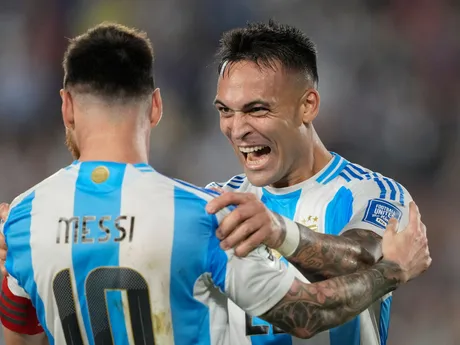 Lionel Messi (vľavo) a Lautaro Martinez oslavujú gól v zápase kvalifikácie na MS 2026 Argentína - Bolívia.